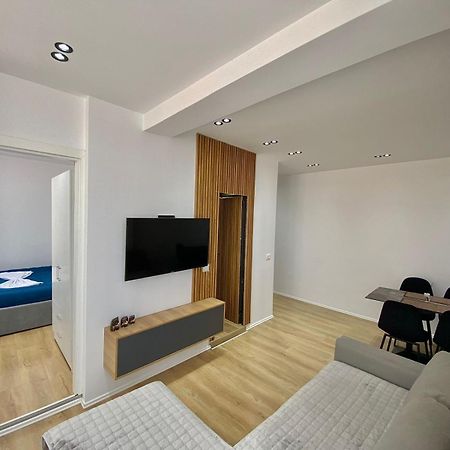 Mara Central Apartment 3 Tirana Buitenkant foto