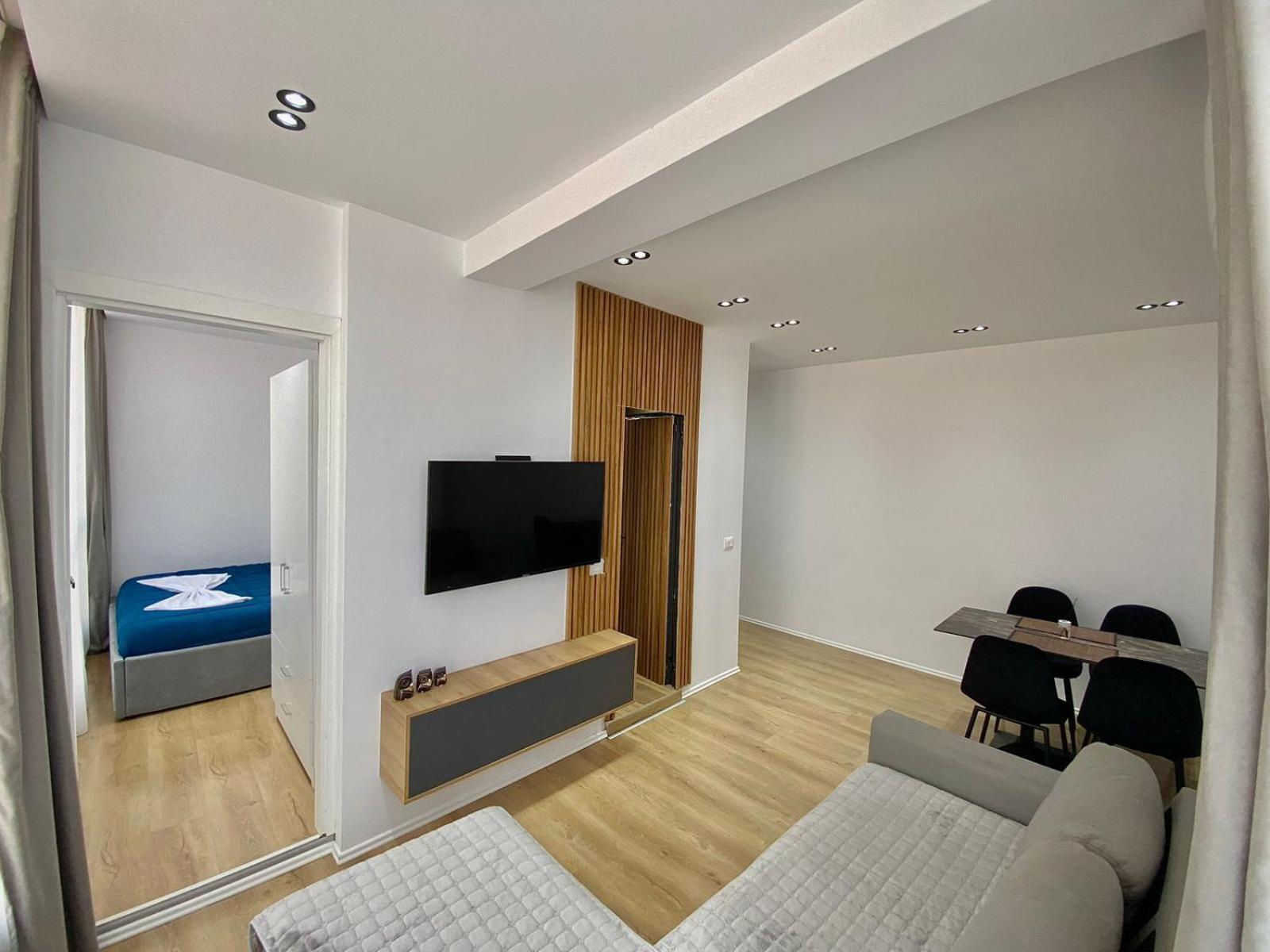 Mara Central Apartment 3 Tirana Buitenkant foto